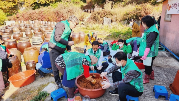 음성군새마을회가 이웃돕기 사랑의 된장 나누기 행사를 가졌다.