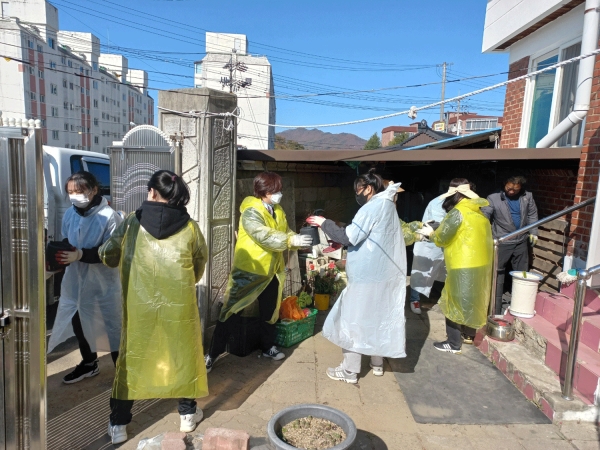 연탄기부와 배달봉사를 하고 있다.