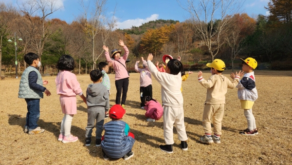 맹동초병설유치원이 9일 숲체험활동을 했다.