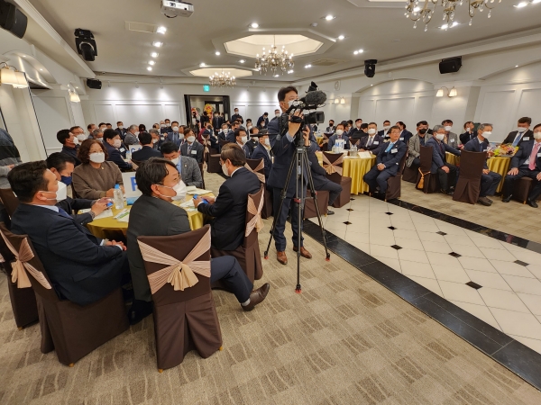 기념식에 참석한 기업인 및 기관사회단체장.