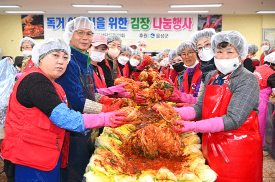 음성군여성단체협의회가 어르신들을 위한 김장나눔 봉사활동을 벌였다.