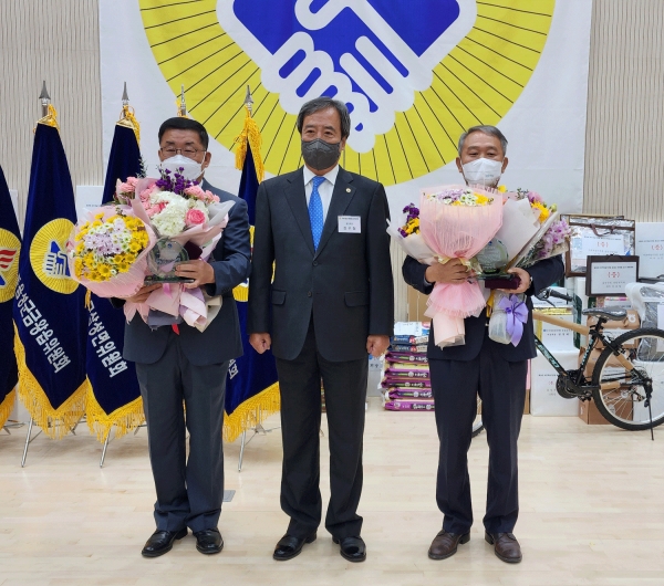 친절봉사 대상을 받은 홍승호 전 생극면주민자치위원장(왼쪽), 고영수 소이부면장(오른쪽)