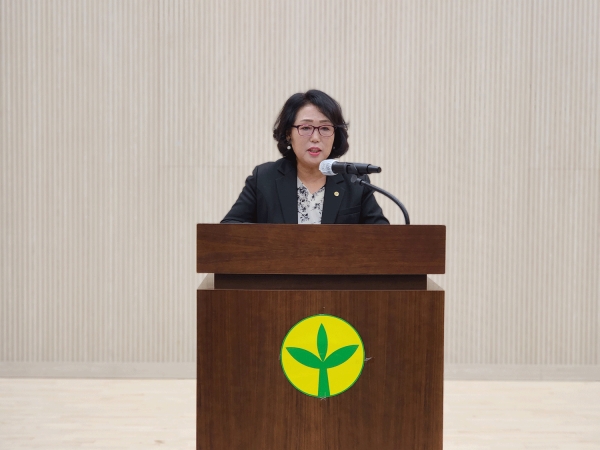 신혜숙 음성군새마을회장이 대회사를 하고 있다.