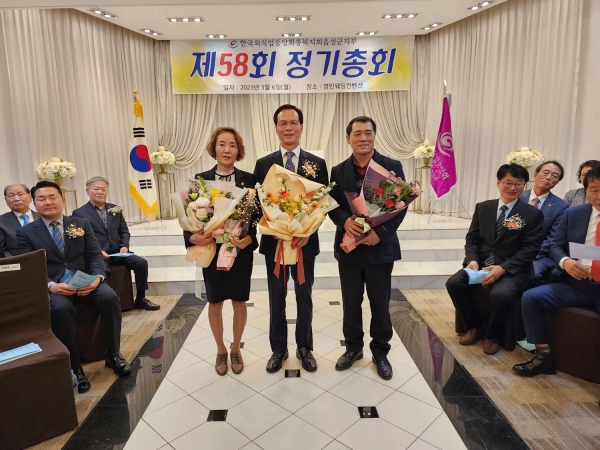 라비앙로즈 박준혁 대표(오른쪽)와 김영희동태탕 김순임 대표가 음성군수 표창패를 받았다.