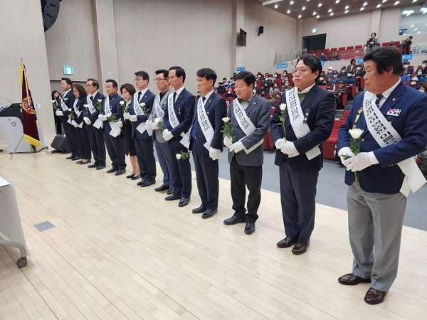 윤하영 연합회장, 조병옥 음성군수 등이 헌화하고 있다.