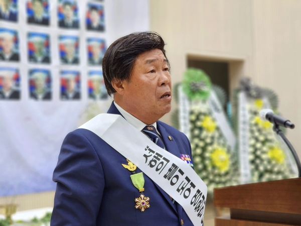 윤화영 음성군호국보훈안보단체연합회장이 기념사를 하고 있다.