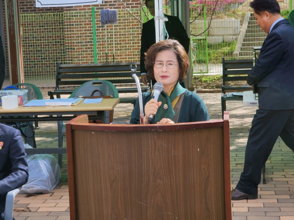 윤혜진 지회장이 대회사를 하고 있다.