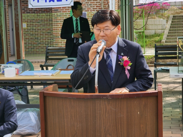 김기명 운영위원장이 격려사를 하고 있다.