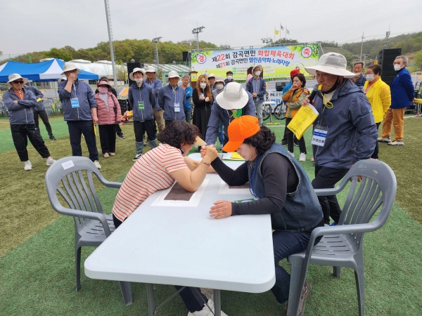 여성선수들이 출전하여 자웅을 겨루고 있다.