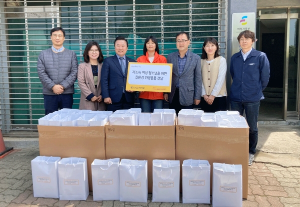 (사)해피피플 충북지부는 27일 음성군청소년학교밖지원센터에서 저소득 여성 청소년을 위한 친환경 위생용품 세트를 기탁했다.