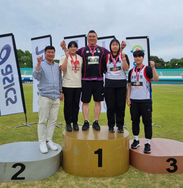 음성군청 육상팀. 사진 왼쪽으로 부터 김상경 감곡, 김휘수, 이윤천, 정채윤, 고현서 선수.