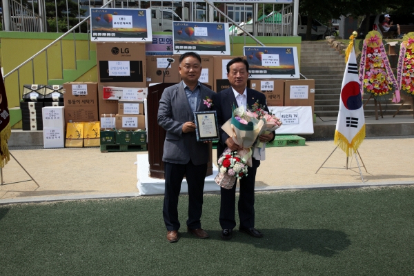 조천행(오른쪽)씨가 영예의 금왕읍민 대상을 수상했다. 왼쪽 윤동준 금왕읍장.