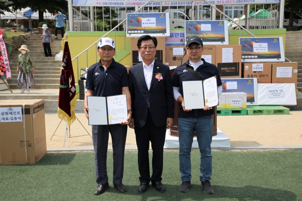 음성군의장 표창을 수상한 최용직, 정성구 이장.