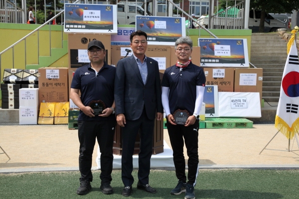 음성군체육회장 표창을 받은 장수덕, 조민영 이사.