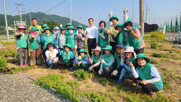 소이면새마을남녀지도자협의회 회원들이 새마을 동산 만들기에 나섰다.