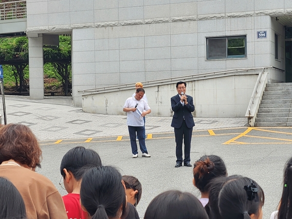 안해성 군의장이 축사를 하고 있다.