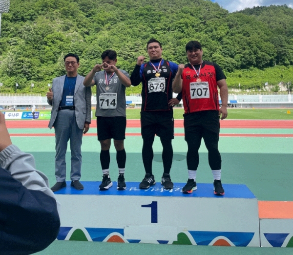 1위를 차지한 이윤철 선수(중앙)