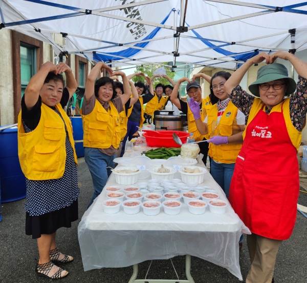 금왕읍새마으렵의회.부녀회 및 감곡면 자치봉사회가 11일 삼계탕 나눔 행사를 가졌다.