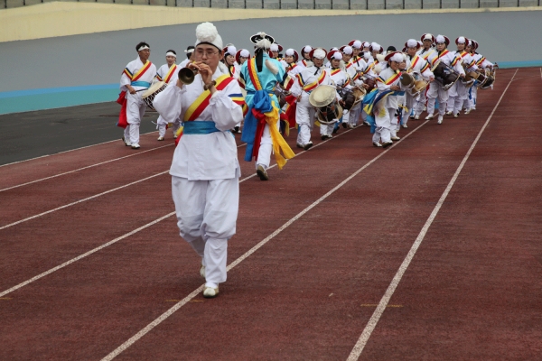 삼성향악단의 연주 행진.