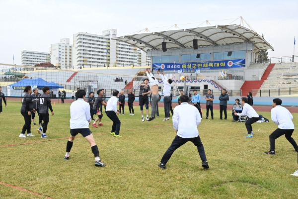 제40회 음성군민체육대회 배구대회에서 선수들이 경쟁을 벌이고 있다.