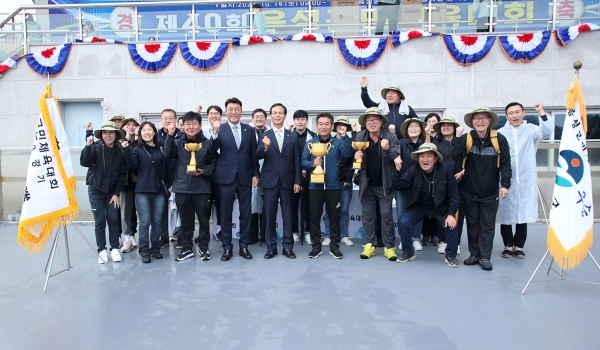 제40회 음성군민체육대회 종합 우승을 한 대소면 선수단과 조병옥 음성군수.