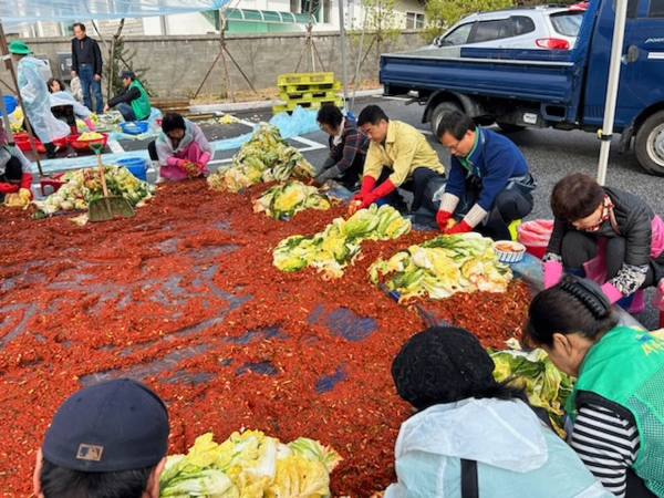 사랑의 김장을 담그기 행사에 참여한 기관사회단체장 및 회원들.