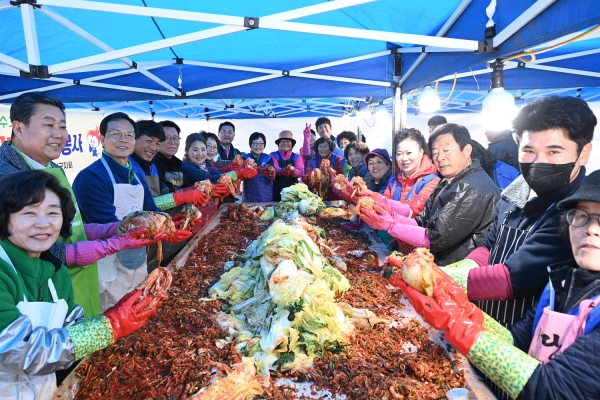 한국자유총연맹 음성군지회는 16일 이웃사랑 김장 나눔 봉사를 진행했다.