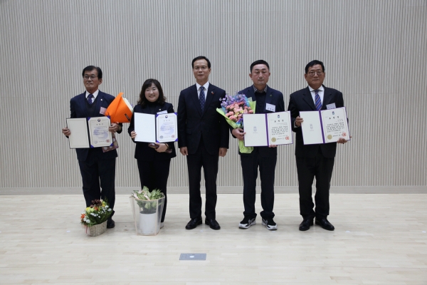 안성배 새마을지도자금왕읍협의회장이 행정안전부장관 표창을 받았다.