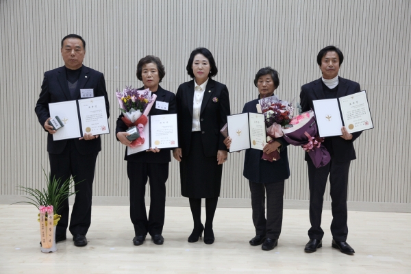 강신건 회원 등이 충북도새마을회장 표창을 받았다.