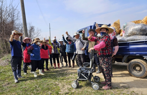 삼성면 덕정2리 김정마을이 명품마을만들기 환경정화 활동을 벌였다.