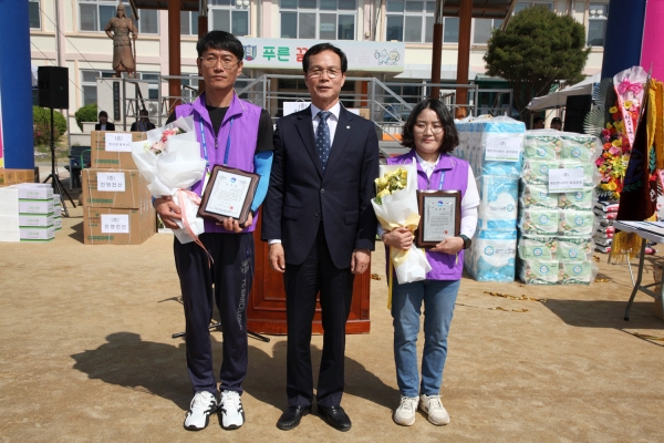 김미옥 구희섭 회원이 음성군수 표창을 받았다.