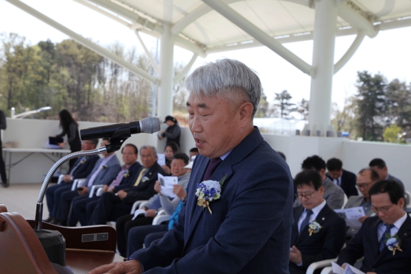 서상현 삼성면체육회장이 대회사를 하고 있다.