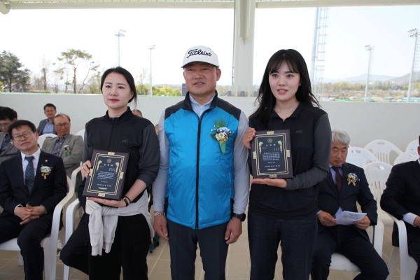 김지수 주무관, 최병화 회원이 군의장 표창패를 받았다.