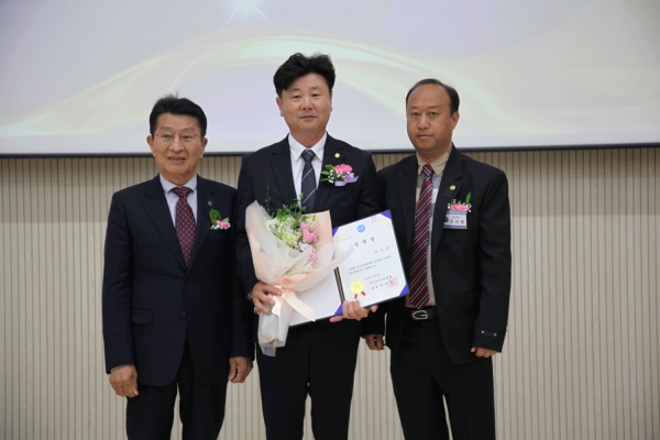 한국자유총연맹 음성군지회장 임명장을 받고 있는 남기성 회장.