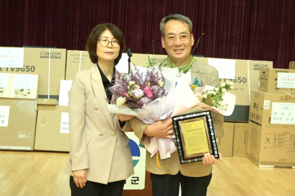 박장배 음성읍새마을지도자협의회장(사진 오른쪽)이 제7회 자랑스런운 음성읍민 대상을 받았다. 사진 왼쪽 이재옥 음성읍장.