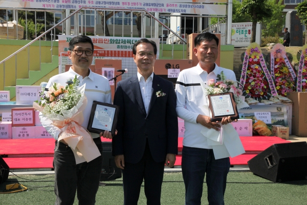 음성군수 표창을 받은 이광진, 이상길씨.