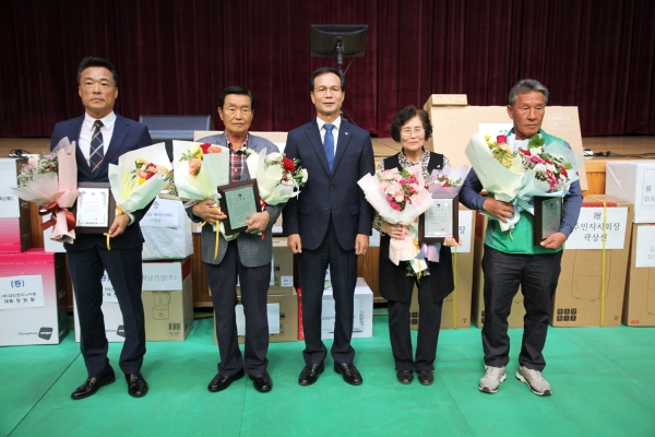 음성읍 어버이날 행사에서 효행자, 장한어버이, 노인복지기여단체가 음성군수 표창을 받았다.