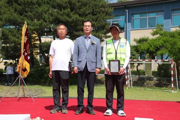 이종인, 김형래 회원이 음성군수 표창패를 받았다