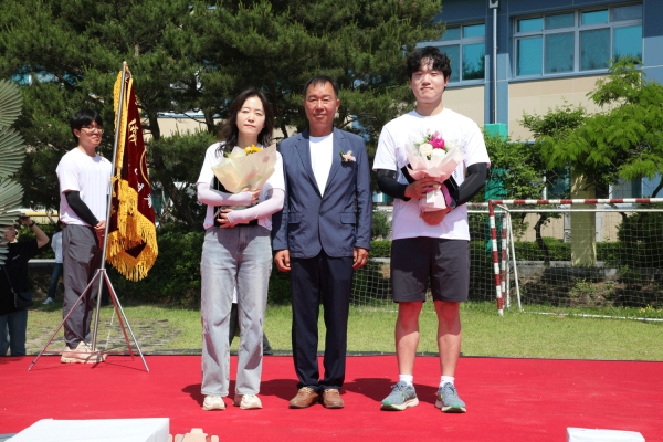 강민경, 어운선 주무관이 소이면체육회장 감사패를 받았다.