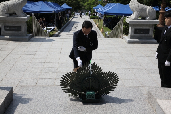 조병옥 군수가 분향하고 있다.