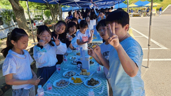 6.25 전쟁 음식을 체험하고 있는 학생들.