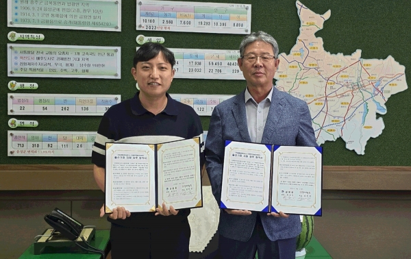 왼쪽부터 김한진 뚜레한우영농조합법인 대표, 최상기 금왕읍장