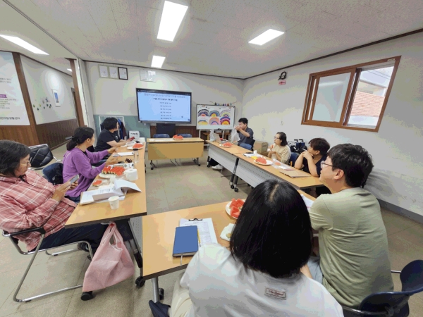 25일 시민참가단 활동을 공유하고 있다.